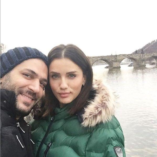 Babalk heyecan yaayan Murat Yldrm, 2016 ylnda hayatn Fasl oyuncu Iman Elbani ile birletirmiti. Mutlu evliliklerini bir bebekle talandrmak isteyen ift, mutlu haberi getiimiz gnlerde alm. Einin 2 aylk hamile olduunu renen Murat Yldrm, mutluluktan havalara umu.