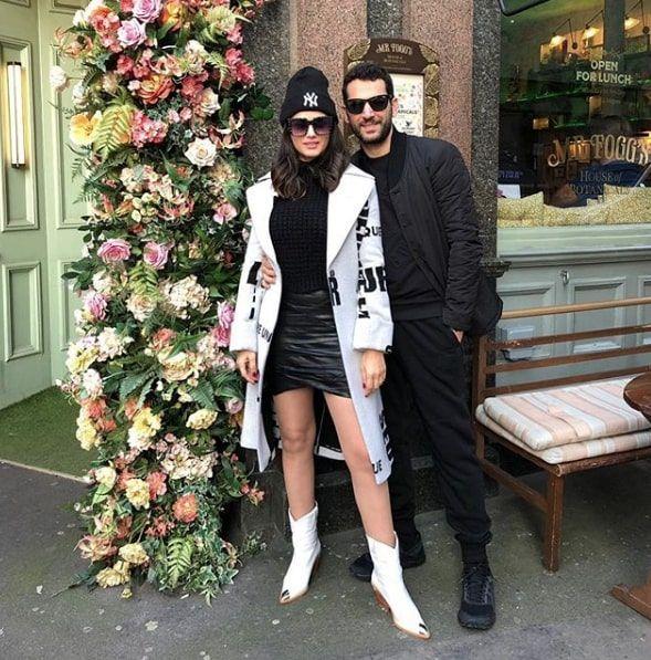 kili, getiimiz yln Austos aynda kt zamanlar yaam, bebeklerini anne karnnda kaybetmilerdi. Bu sebeple nazardan da korkan nl ift, mutluluklarn yalnzca evresiyle paylam.