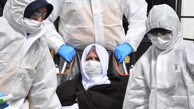 Virsn yzeylerden bulama riski ok dk, ama yine de sfr deil. Covid-19 bulam yzeylere dokunduktan sonra elinizi aznza, burnunuza veya gzlerinize dedirmenizle bu virse yakalanabilirsiniz. Ancak bunun, virsn bulamas iin ana yol olmad dnlyor.