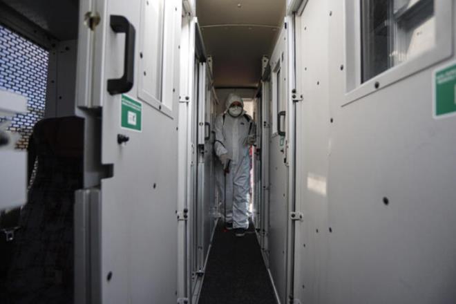 Mesafenin korunduu iyi havalandrlan yerler: (Srenin uzun olmamas halinde) Dk risk... Market alverii: Orta risk (Ancak sre uzamazsa ve hijyen kurallarna uyulursa dk risk)