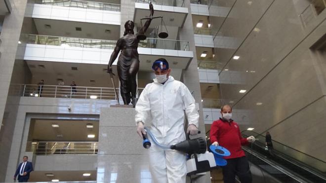 Normallemeye baladmz bugnlerde artan vaka saylar yeniden endielerin ykselmesine neden oldu. Covid-19&#8217;dan korunmada maske ve mesafenin yeterli olmadn, ek tedbirlerin de mutlaka alnmas gerektiini belirten Enfeksiyon Hastalklar Uzman Do. Dr. Elif Hakko, ABD Hastalk Kontrol Merkezi&#8217;nin virs ile ilgili, zellikle de Covid-19&#8217;un nasl bulatyla ilgili yeni verilerine dikkat ekti.