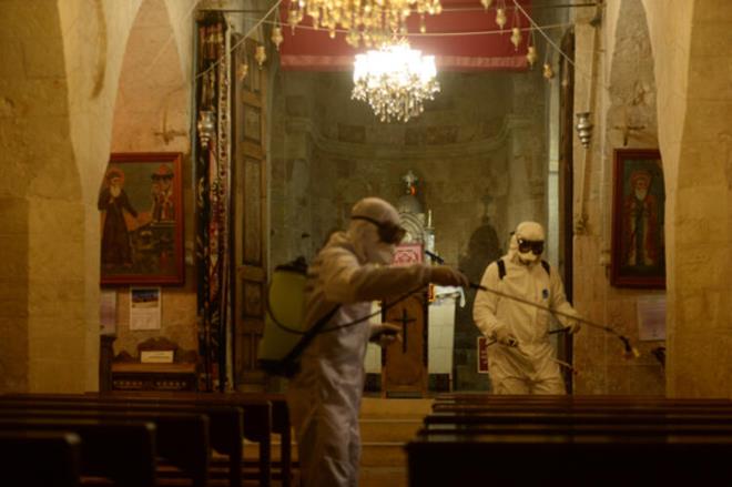 Restoranlar: Yksek risk (Ak havada mesafenin korunarak oturulmas ve yzeylere ok fazla dokunulmamas halinde orta risk)