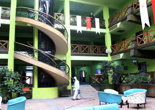  yerleri/okullar (Sosyal mesafeye dikkat edilse bile): ok yksek risk...Partiler/dnler: ok yksek risk... toplantlar/konferanslar: ok yksek risk