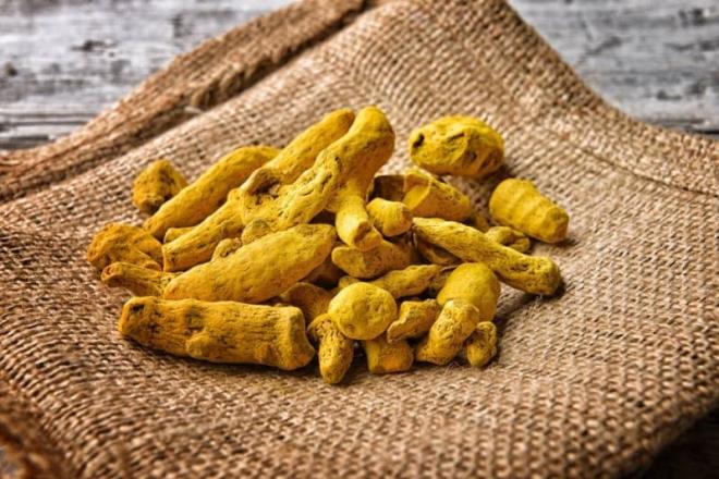 Antiinflamatuar ilevi nedeniyle, artrit ve romatoid artrite kar doal bir tedavi olarak kullanlabilir. Zerdeal pankreas kanseri zerindeki etkileri hakknda devam eden birok umut verici alma bulunur. Kan damarlarndaki yeni tmrlerin bymesini durdurur.