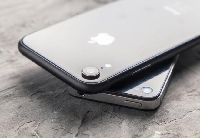 iPhone 8<br>    Gncellemeyi alacak. iPhone 8 Plus'a gre daha kk bir ekrana sahip olmasnn yan sra arka yznde de tek kameras bulunuyor.