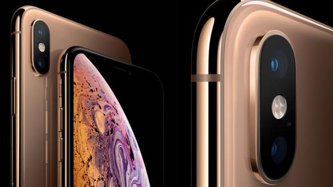 iPhone XS<br>    Gncellemeyi alacak. iPhone XS Max'in karde modeli olan rnn en nemli farkl daha ufak bir ekrana sahip olmas.