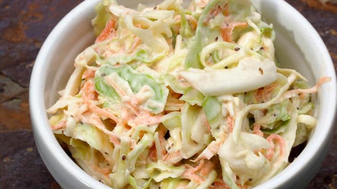9-Mayonez ieren salatalar<br>  Coleslaw ya da makarna salatas veya patates salatas gibi mayonez ierenler ok fazla ya ve kalori ierir.Yasz yourt veya szme yourt mayonez yerine tercih edilebilir. Coleslaw veya salatalara sirke eklenebilir.