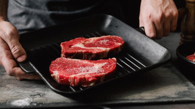 4-Yal biftek  <br>Grnr yalarn aykland yasz biftekler sein ve basit, salkl, ev yapm soslarla marine edin. Bu sayede bir sr lezzet elde edebilirsiniz. Marinasyon kas liflerini ykmaya yardmc olur ve et daha yumuak hale gelir. Marinasyon iin koruyucu bileen ieren besinler biberiye, zerdeal, zeytinya ve sarmsaktr.