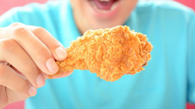 5-Kzarm tavuk ve deniz rnleri<br>  Bu yaz zgarada derisiz tavuk gs deneyin. Kzartmaktan uzak durun. Kzarm  bardak bir deniz rn de yaklak 500 kalori eder ve 26 g ya ierir. En salkls kzartmadan pimi (halama, frn, zgara vb.) olarak tketmektir. Kzarm rnler yksek ya (doymu, trans) ve kalori ierir. Obezite, diyabet, fel ve kanser riskini artrrlar.