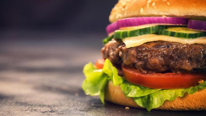 6-Hamburger<br>  Hamburgerler yazn ok tercih yiyeceklerdir ancak illa da salksz olmalar gerekmez. yzde 91 ila 94 orannda yasz sr eti kullann veya bir hindi burger ya da ev yapm sebzeli bir hamburger kftesini tercih edin. Peynir yerine burgerin iini taze marul, domates ve biraz da turu ile ssleyebilirsiniz.