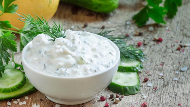 3-Kremal salata soslar:<br>  Salkl salatanz zerine fazla miktarda sos ekleyerek salksz hale getirmeyin. Yeilliklerinizi taze limon ya da baka bir narenciye suyu, bir tutam tuz ve biraz da ya gezdirerek yiyin.