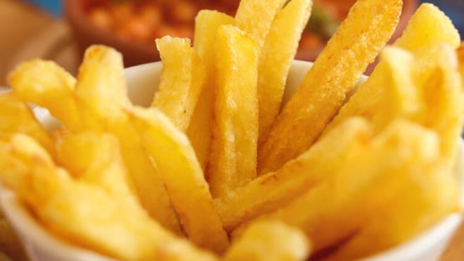 11-Patates cipsi<br>  Tuz ve yadan zengin olmalarna ramen vazgeemediimiz eylerden biri de patates kzartmas ve cipsi.Bunun yerine ev yapm salsa ya da guacamole sos ile tam tahll tortilla (lava) cipslerini ya da humus ile tam tahll pita (pide) cipslerini deneyin.