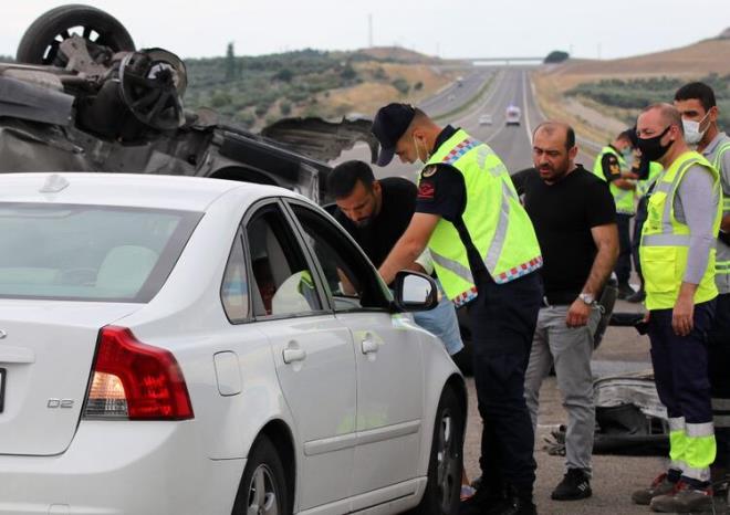 OLAY YERNE JANDARMA GELD  Yoldan geen dier ara srclerinin ihbar zerine olay yerine jandarma ve salk ekipleri sevk edildi. Yaral bakc, ambulansla Saruhanl Devlet Hastanesi'ne kaldrlp, tedaviye alnd. Bakcnn salk durumunun iyi olduu, hayati tehlikesinin bulunmad bildirildi.