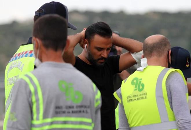 Tekeri yerinden kan cip, takla att. Cipi kullanan Alian ile ei Buse Varol ve oullar Burak Tekta kazay yara almadan atlatt. Kk Burak'n yabanc uyruklu bakcs ise yaraland.