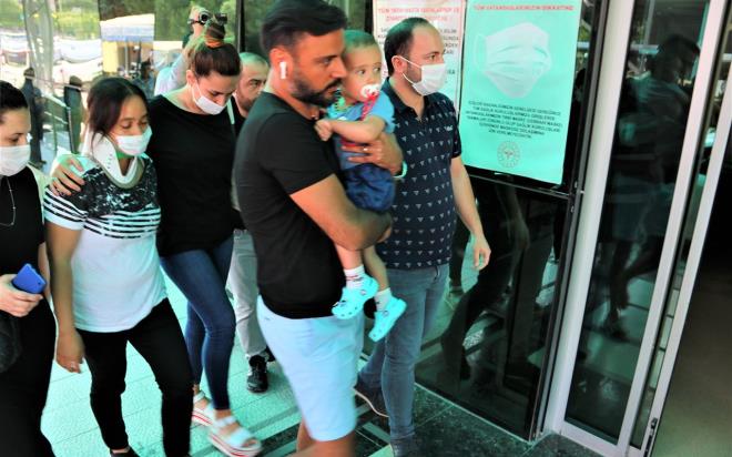 te yandan; arkc Demet Akaln&#8217;n ei Okan Kurt da kaza haberini alr almaz stanbul&#8217;dan Manisa&#8217;ya geldi.      Hastanede Alian ve ailesini ziyaret eden Kurt, daha sonra salk durumlarnn iyi olduunu belirterek hastaneden ayrld.