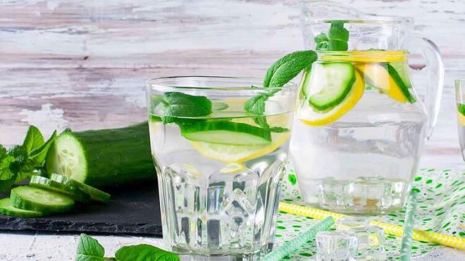 Bir salatal ince dilimler halinde kesin. Taze nane yapraklaryla birlikte kabnza ekleyin. zerine biraz su koyun. Dilerseniz normal limon ya da misket limonu ekleyebilirsiniz.