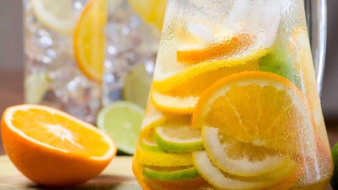 Portakal, limon ve misket limonunu istediiniz miktarda dilimleyin. ienize, bardaa ya da byk kavanoza tm malzemeleri koyup suyu ekleyin. Biraz da nane ekleyerek afiyetle tketin.