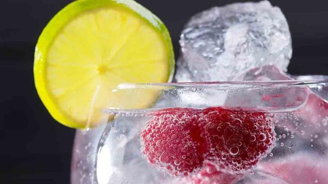 Limonu ince eritler halinde kesin. Yarm bardak ahududu ile birlikte suyunuza ekleyin.