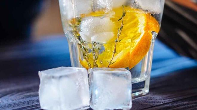 ok lezzetli ve souk bir su elde etmek istiyorsanz, meyvelerden buz kpleri hazrlayabilirsiniz. Dilediiniz meyveleri buz kplerine yerletirip iine su koyun ve dondurun. Meyveli buz kplerinizi dilediiniz zaman suyunuzun iine ekleyip afiyetle tketin.