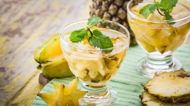 Dilimlenmi taze ananas ve naneyi suya ekleyerek, suyunuzu daha lezzetli ve fresh bir hale getirebilirsiniz.