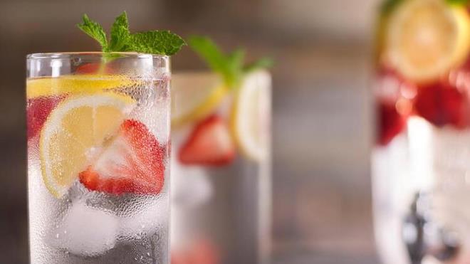 Bir byk su barda ierisine yarm limon ve birka doranm ilek ekleyin. zerine suyunuzu doldurun. Nane veya taze biberiye de ekleyerek lezzetli bir su elde etmi olacaksnz.