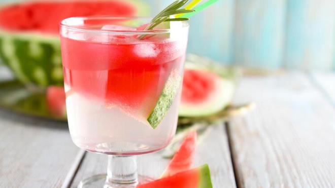 Bir bardak karpuzu gzelce ezin. erisine bir dal taze biberiye ekleyin. zerine suyunuzu ekleyin. Biberiye keskin bir tat verecei iin verilen miktar geerken dikkatli olun.