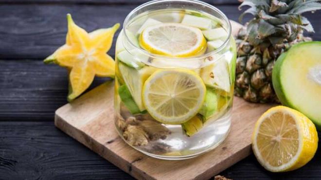 Yarm dilimlenmi ananas, bir orba ka kadar taze zencefil ve yarm dilimlenmi portakal bir kavanoza koyun. zerine su ekleyin ve kartrp afiyetle tketin.