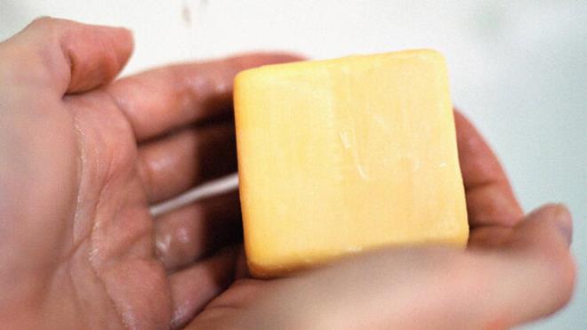 Ancak bu rnlerin haricinde deride nemlendirme zellii bulunan E vitamini, zeytinya, Hindistan cevizi ya, palmiye ya, papatya yap, jojoba ya, aloe vera, gliserin gibi ieriklere sahip sabunlar da kullanlabilir. Hangi ierie sahip sabun kullanlrsa kullanlsn ykama bittikten hemen sonra mutlaka nemlendirici rnler srlmeli.