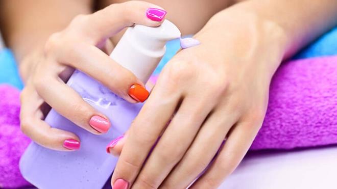 Vazelin en ideal nemlendiricidir. Ancak kaygan yaps nedeniyle kullanm bazen zorlaabiliyor.Vazeline alternatif olarak gliserin, E vitamini, zeytinya, hodan ya, Hindistan cevizi ya, papatya ya, aloe vera, argan ya, badem ya, shea butter gibi ieriklere sahip nemlendirici kremler de cilt yaps uygun kiiler tarafndan kullanlabilir.