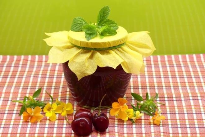 VNE REEL: Vine reeli malzemeleri arasnda 1 kilo vine (iri ve olgun olmal), 1 kilo toz eker, 1 limon suyu ya da dolu 1 ay ka limon tuzu yer alyor. Vineleri ykadktan sonra saplarndan ayrn. ekirdek karc ya da bir ay ka sapnn arkasyla vinelerin ekirdeklerini karn. Derin bir tencereye vinelerinizi koyun. Dilerseniz 1 kilo ekeri dorudan vinelerin zerine koyun, dilerseniz &#8220;1 sra vine 1 sra eker&#8221; olacak ekilde toz ekeri paylatrn ve vinelerinizi en az 6 saat tencerede bekletin. TARFN DEVAMI N TIKLAYIN