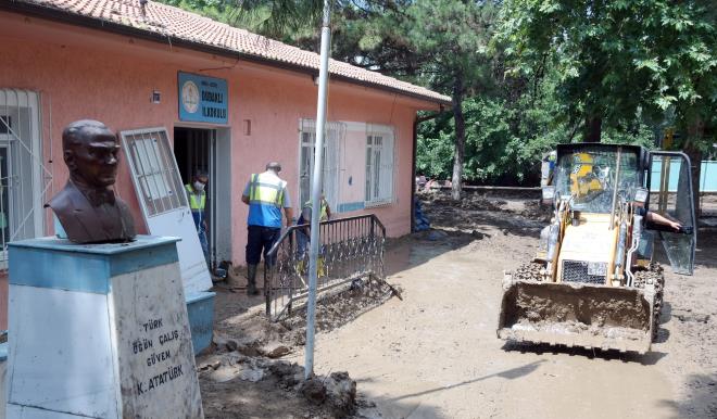 Adm adm normalleme<br>  Blgede hayatn bir an nce normale dnmesi adna da byk bir alma ortaya konduunu kaydeden Bakan Akta, &#8220;Tabii burada evlerimizin tekrar toparlanmas noktasnda artk yava yava ince temizliklere doru getik. amurlar kaldrlmaya, tahliye etmeye alyoruz. Tek tek bireysel olarak konularla, skntlarla alakal arkadamz ilgileniyorlar. Bykehir Belediyemizin 200'den fazla personeli alyor. BUSK ve belediyemizin makine ve ekipmanlar burada. Devletimizin gcyle ibirlii iinde bu sorunu atlatacaz. Ksa bir zaman ierisinde mobilyasndan beyaz eyasna varana kadar tm evlerimiz donatlm olacak. nallah Bursa bu acy hep beraber bertaraf edecektir. Rabbim hem Bursa'mza hem lkemize byle bir acy bir daha yaatmasn&#8221; dedi.