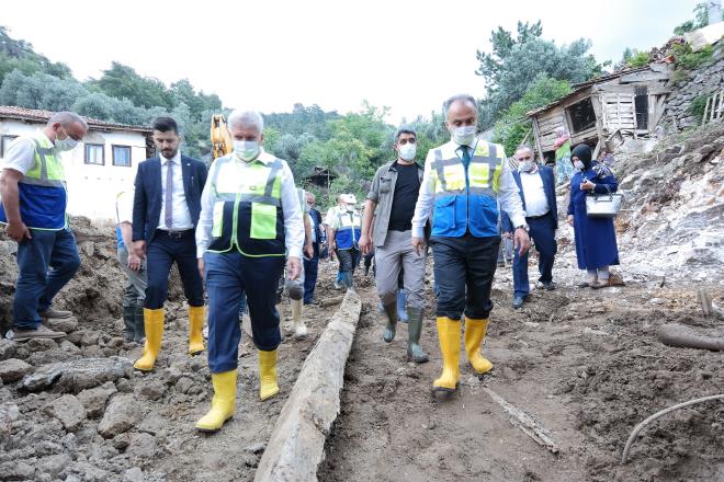 Kestel&#8217;de 21 Haziran akam meydana gelen sel felaketinde 5 kii yaamn yitirmi, 1 kii de sel sularnda kaybolmutu. Sel sularna kaplan 17 yandaki Derya Bilen&#8217;i arama almalar kesintisiz srerken, selden en byk zarar gren Dudakl Mahallesi&#8217;nde yaralarn sarlmas iin adete seferberlik balatld. Olayn yaand ilk andan itibaren 200&#8217;den fazla personel, BUSK ve Fen leri bnyesindeki i makineleriyle blgeye adeta karma yapan Bursa Bykehir Belediyesi, ky meydanndaki enkaz ksa srede kaldrrken, imdi de tek tek selden zarar gren evlerde temizlik almas balatt. Bykehir Belediyesi&#8217;nin almalarna ile belediyeleri ve ilgili kamu kurumlar da destek verirken, hayatn bir an nce normale dnmesi iin Kestel&#8217;de gece gndz demeden adeta insanst bir aba harcanyor.