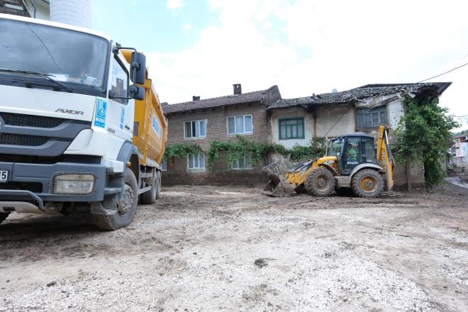 Seferberlik ilan edildi  <br>  Sel felaketinin yaand ilk andan itibaren blgedeki almalar yakndan takip eden Bursa Bykehir Belediye Bakan Alinur Akta, Kestel&#8217;in Dudakl Mahallesi&#8217;ndeki almalar yerinde inceledi. BUSK&#8217;nin adeta s kurduu mahalledeki almalar hakknda BUSK Genel Mdr Gngr Glen'ten bilgi alan Bakan Akta&#8217;a, Kestel Belediye Bakan nder Tanr ve Kestel Kaymakam Ahmet Karakaya da elik etti. almalar yerinde gren ve mahalle sakinlerine &#8216;gemi olsun&#8217; dileklerinde bulunan Bakan Akta, Kestel&#8217;de yaanann bir afet olduunu ve yaralarn ksa srede sarlmas iin tm kurumlarla elbirlii iinde canla bala altklarn syledi. Devletin Kestel iin adeta seferberlik ilan ettiini dile getiren Bakan Akta, &#8220;Bakanlarmz blgeye geldi. Milletvekillerimiz geldi ve ilk dakikadan itibaren bata Bykehir belediyemiz olmak zere Kestel Belediyemiz ve ilgili tm kurumlar harekete geti. Ben bu noktada iyi niyetle, samimiyetle bu srece destek veren tm taraflara yrekten teekkr ederim&#8221; dedi.