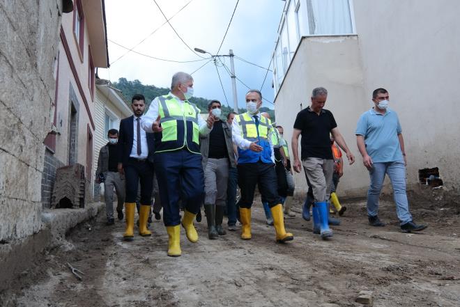 Acmz byk<br>  Cumhurbakan Recep Tayyip Erdoan&#8217;n da blgeye zel ilgi gsterdiinin altn izen Bakan Akta, &#8220;Tm kurumlarmz harekete geti. Yol gzergahnda DS almalar yapyor. Bykehir Belediyemizin, ile belediyemiz almalar var. Tabii u an tek beklentimiz, tek midimiz bir yavrumuz hala kayp durumda, onun bir an nce bulunmas. Gnl arzu eder ki tabii sa olarak bulalm ama artlar giderek zorlat. O konuda bata AFAD olmak zere ilgili tm kurumlar gece gndz alyorlar. Ailelerimize sabrlar diliyorum, byk gemi olsun. Bir evladmz da engelli bir evladmz da maalesef kaybettik. Bundan hari baka bir acnn olmamas gerekten bir nebze de olsa bizim iin teselli oldu. Dier ailemizle alakal syleyecek sz bulamyorum, kelimelerin bittii an. Allah rahmet eylesin, Allah rahmetiyle muamele eylesin. Ben cenazenin nakil ilemi esnasnda da aile ile beraber olmaya altm. O acy bizatihi orada grdm. Acmz byk ama dediim gibi bu sreten de gerekli dersleri karmamz gerekiyor&#8221; diye konutu.