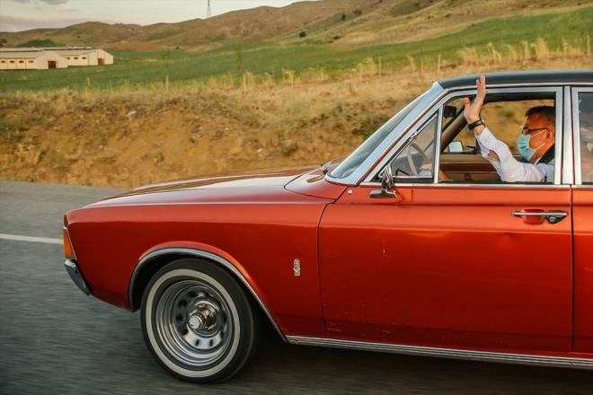 Burada klasik otomobil merakls bir vatandan 1960 model aracn kullanma teklifini geri evirmeyen Oktay, ofr koltuuna oturarak, ehir merkezine kadar klasik otomobili kulland.