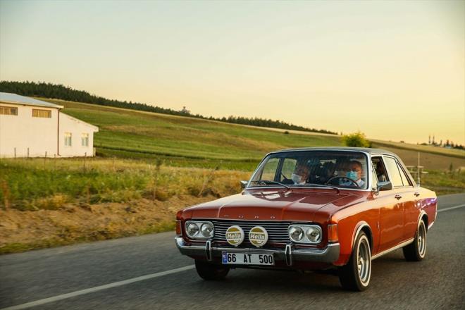 Cumhurbakan Yardmcs Fuat Oktay,, 24 Haziran'da Yozgat Organize Sanayi Blgesi'nde (OSB) katld 9 tesisin al ve temel atma treninin ardndan kent merkezine dnnde yol zerinde kendini bekleyen vatandalarla bir sre sohbet etti.