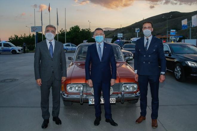 Yolda kendisini selamlayanlara karlk veren Oktay, yolculuun sonunda, kulland otomobilin sahibine teekkr ederek, hatra fotoraf ektirdi.    <br>te yansyan dier kareler...