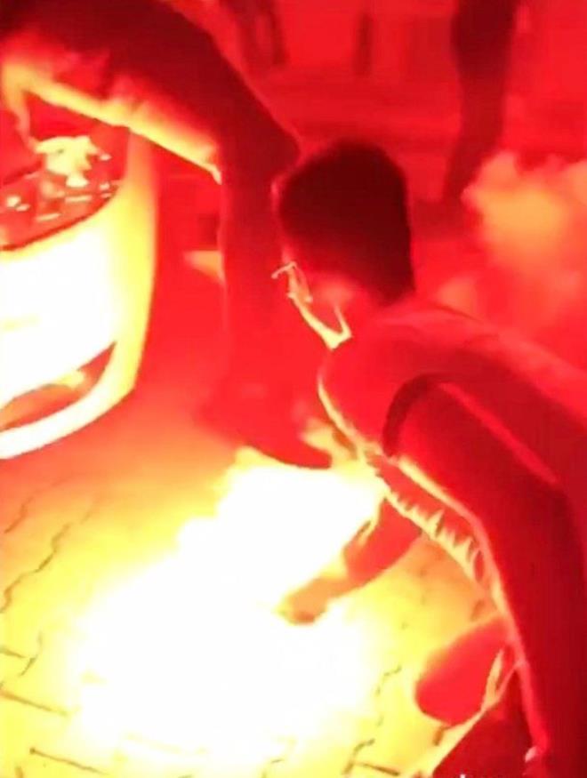 Kentte tozu dumana katan magandalar tm bu yaptklarn kaydedip bir de sosyal medyada paylat. stanbul Emniyet Mdrlne bal ekipler, havaya ate aan, yol kapatp trafii tehlikeye sokan, evreye rahatszlk veren o magandalar yakalamak iin alma balatt.