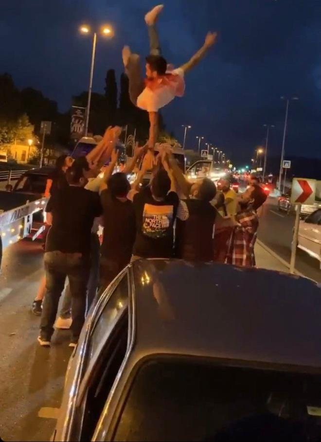 Saryer, Arnavutky, Esenler, mraniye, Esenyurt, ve Sultangazi'deki semtlerde toplanan kalabalk gruplar, hem maske takmayarak hem de sosyal mesafe kurallarn hie sayarak halay ekti.