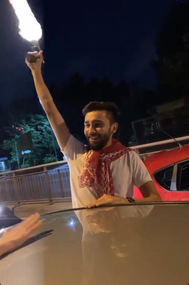 Semtteki elencelerin ardndan aralarna binen grup konvoy halinde trafie kt. Bir sre sonra yolu trafie kapatan gruptaki genler, aralarndan inerek yol ortasnda askere gidecek arkadalarn havaya frlatt. Onlarca aracn iinde havai fiek frlatan da oldu.