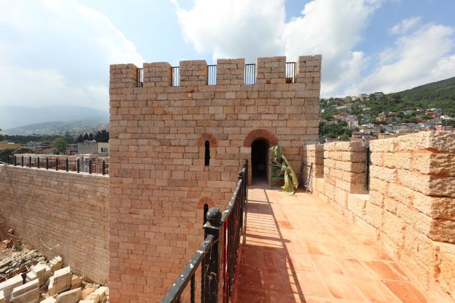 Tarihi ve kltrel miras almalar kapsamnda 8500 yllk Arkeopark&#8217;tan 2300 yllk Bitinya surlarna, 700 yllk Osmanl eserlerinden Cumhuriyet dnemi sivil mimarlk rnei yaplara kadar geni bir yelpazede yapt restorasyonlarla Bursa&#8217;y ak hava mzesine dntren Bursa Bykehir Belediyesi, Bursa surlarnn nemli bir kapsn daha ayaa kaldryor. Bitinya Kral Prusias tarafndan Romallardan kaarak kendisine snan Kartacal General Hannibal&#8217;n nerisiyle yaptrlan, Roma, Bizans ve Osmanl dnemlerinde eitli onarmlardan geen, Orhan Gazi&#8217;nin kenti fethetmesiyle burlarla desteklenen surlar, Bykehir Belediyesi&#8217;nin restorasyonu ile ilk gnk ihtiamna kavuuyor. Yaklak 3 bin 400 metre uzunluundaki surlarda Saltanat Kap, Fetih Kap, Yer Kap&#8217;da restorasyonlar daha nce tamamlayan Bykehir Belediyesi, stanbul Yedikule Zindanlarnn bir rnei olan Zindan Kap&#8217;daki restorasyon almalarna hz verdi.  Alacahrka Mahallesinde yer alan, &#8216;kanl kuyu&#8217;, &#8216;ikence odas&#8217; ve &#8216;kule balantl koridorlar&#8217; ile &#8216;zindanlarn&#8217; bulunduu Zindan Kap&#8217;daki almalar kapsamnda zindanhane, zindanlar ile 8 ve 9 numaral kulelerde restorasyon tamamland. 9 ve 10 numaral kuleler aras ile 10 nolu kule zerinde ise almalar hzla sryor.