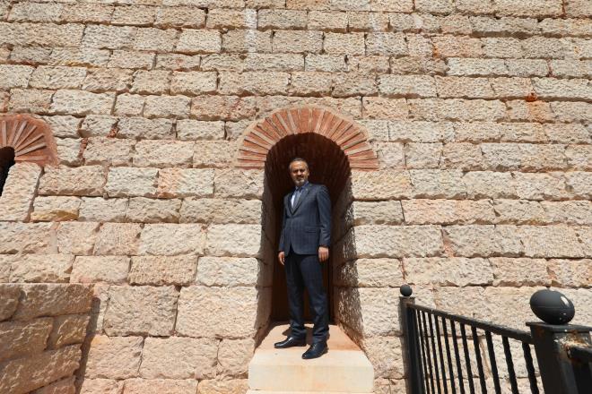 Tarihi ekim merkezi  <br>  Bursa Bykehir Belediye Bakan Alinur Akta, 2 bin yl ncesine k tutacak Zindan Kap&#8217;daki restorasyon almalarn yerinde inceledi. almalarn tamamland kulelere karak, tarihi yapnn evresini gzlemleyen Bakan Akta, zindan olarak kullanlan alanlar da inceledi. almalarn artk son aamaya geldiini dile getiren Bakan Akta, bir taraftan tarihi sur kapsn evreleyen binalarn da kamulatrldn belirterek, bu binalarn kaldrlmas ile blgenin mkemmel bir grnm kazanacan syledi.