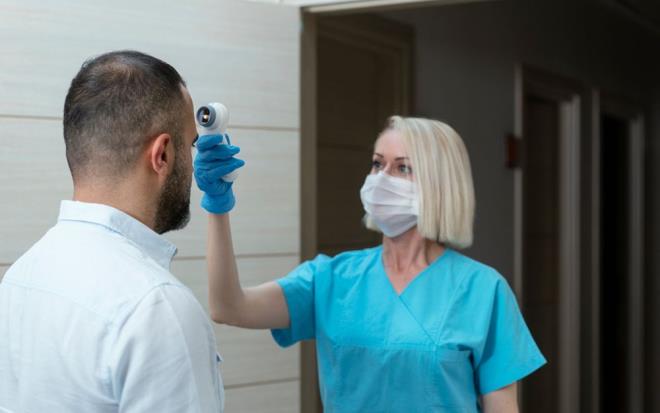 SALIK ALIANLARININ YZDE 82,4' AMBULANS PERSONEL  <br>te yandan, Covid-19 hastalaryla temas halinde olan salk alanlar arasnda lm orannn gvenlilik grevlileri ve fabrika iilerine gre iki kat daha dk olduu grld. len her 100 bin erkekten 30&#8217;unun salk alan olduu ve bu grupta lenlerin yzde 82,4&#8217;nn ambulans grevlisi olduu belirtildi.