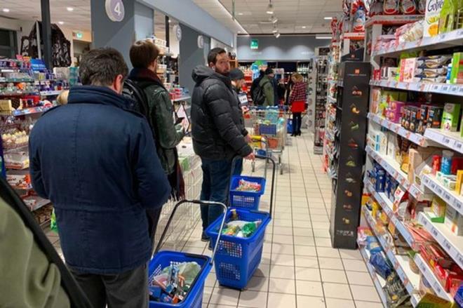 statistikiler, fabrika iileri ve gvenlik grevlileri arasndak, lm oranlaryla ilgili yapt aklamada, fabrika iilerinin pandemi srecinde ulusu ayakta tutmak iin salgnn en hzl olduu esnada dierleriyle iletiim kurduunu belirtildi. Gvenlik grevlilerinin ise, marketlerde sosyal mesafeyi salamak amacyla her gn yzlerce potansiyel Covid-19 hastasyla temas kurduu aktarld.