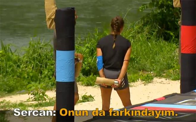 Mikrofon ak kalm : Ses kayd 6 Nisan 2020 gnne ait kt. Kameralar ak olmasa da mikrofonlar ak olduu iin konuma kaytlara giriyor. zleyici ses kaydnn Sercan ile Nisa arasnda olduunu dnmt. Ancak ortaya kt ki ses kayd Gizem ile Nisa arasnda geen konumaya dair. Sercan holand Nisa'ya bir not yazyor ve bu notu gtren kii de Gizem oluyor. Not sebebiyle ok mutlu olan Gizem, Nisa'ya bunu iletiyor. Bu konumada Nisa, Sercan ile ilikiye scak bakmadn dile getiriyor.