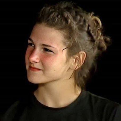 SURVVOR 2020 NSA BLKBAI KMDR?  <br>  Nisa Blkba, 2 Temmuz 1998 tarihinde Prag'da dnyaya geldi. Henz 3 aylkken nce annesiyle sonra yalnz yzmeye balad. 6 yandayken ek Cumhuriyeti'ndeki en iyi takmda yer ald. O yl da profesyonel kayak yapmaya davet edildi, ancak dalar Prag'dan uzak olduu iin reddetmek zorunda kald.    8 yanda profesyonel olarak tenis, single ve iftler oynamaya balad. Prag tenis kulb Cibulka'da 15 yl oynad.