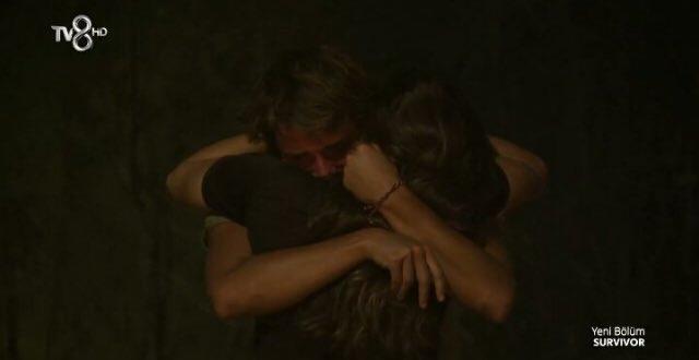 Camal Can ailesinden gelen videolar izlerken gzyalarna bouldu.  <br>  GZYALARI NDE VEDA ETT BERKAN KALDII N MUTLU OLDU<br>    Survivor'da yaanan iletiim oyunu sonras konseyde eleme heyecan yaand. Nisa, Berkan ve Bar'n elem potasnda olduu gecede SMS sonular Acun Ilcal tarafndan akland.    Survivor'dan elenen isim SMS oylamasna gre Nisa oldu. Elendii aklanan Nisa, konseyde gzyalarna bouldu.  <br>  Son kez duygularn ifade eden Nsa, "Berkan devam ettii iin ok ama ok mutluyum. Berkan potaya girince korktum nk Berkan performans olarak kesinlikle haketmiyordu. ok ama ok mutluyum Berkan kald iin" dedi.