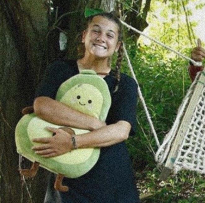 15 yanda yzmeyi brakt ve yzme hocas oldu. Yaamak iin takm sporuna ihtiyac vard ve bu yzden voleybol oynamaya balad. Neredeyse takmn en k olarak, libero olmaya karar verdi. 2018'de ek Cumhuriyeti'nde U20 kategorisinde ikincilik elde etti. 2018'de mimarlk okumaya balad ve bu yzden voleybolu brakmak zorunda kald. Hobi olarak snowboard, bisiklet, k ve yaz patenine gidiyor.