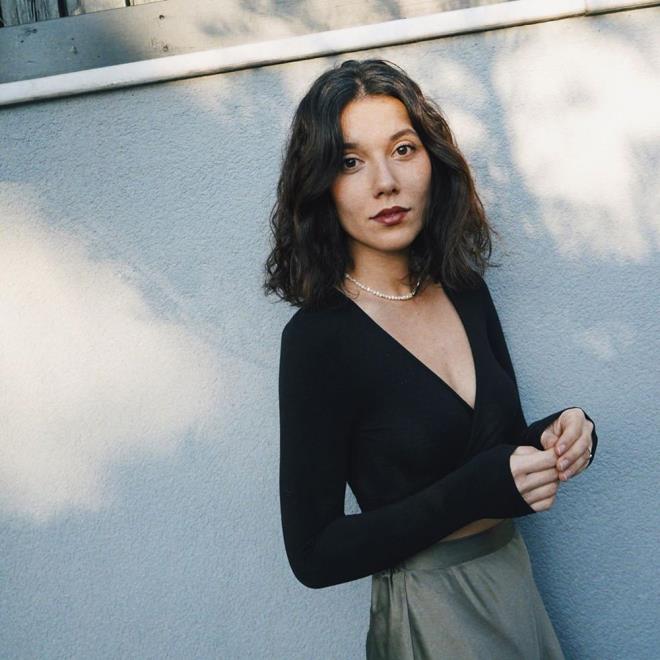 Bulutsuz ikyet dilekesinde u ifadelere yer verdi: &#8220;Bu sze bozulduumu sylememin ardndan alkoln etkisiyle barp armaya balad. Onu sakinletirmek isterken yatak odasndaki abajuru duvara vurarak krd. Beni ittirince abajur eneme geldi. Sonra beni yataa yatrarak zerime oturarak sert bir tokat att. Ardndan bana vurmaya devam ederken kendi yzne de vuruyordu"