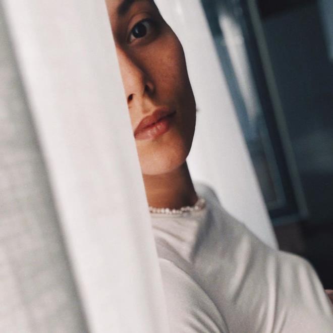 "Elimde su iesi ile beklerken &#8216;Bana biraz su ver&#8217; dedim. Elindeki suyu kafamdan aaya dkerek, &#8216;Al sana su&#8217; dedi. Evden kmama izin vermeyerek &#8216;Hibir yere gidemezsin. Sen bunu hak ediyorsun. Seni ldreceim&#8217; dedi. Cep telefonumu elimden alarak cebine koydu. Beni evde alkoyduu iin byk uralarla ayakkablarm olmadan evden ktm. ofr arkadamn evine brakt.&#8221;